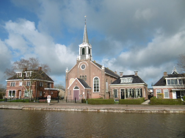 Deze kerk staat aan de Ee.